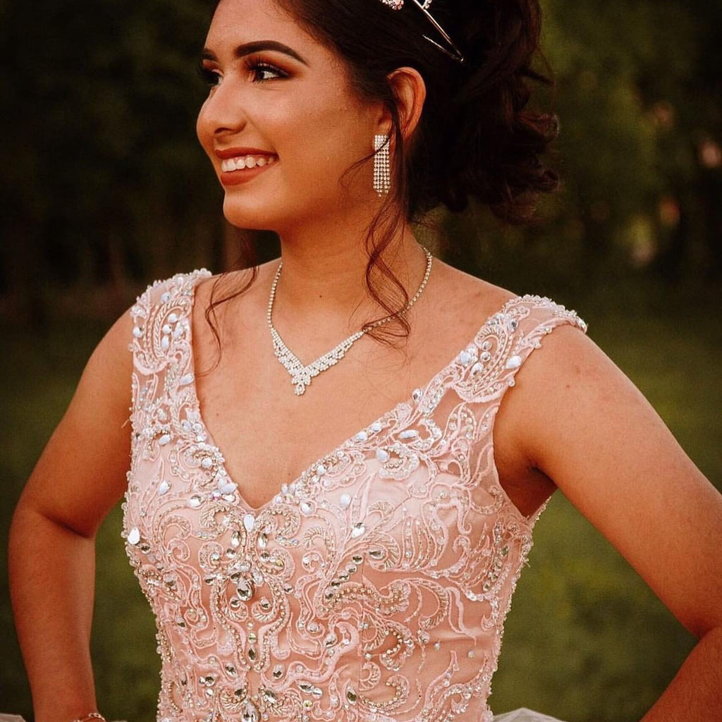 فستان طويل بحمالات برقبة على شكل حرف V من التول لحفلة الكوينسينيرا