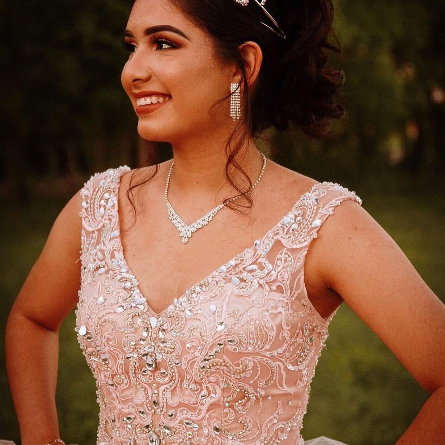 Vestido largo de quinceañera de tul con escote en V y corte en V