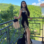 Vestido de fiesta largo de sirena negro con cuello alto, apliques de encaje y terciopelo con abertura