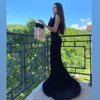Vestido de fiesta largo de sirena negro con cuello alto, apliques de encaje y terciopelo con abertura