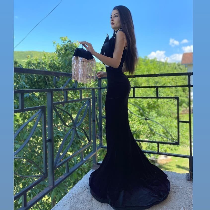 Vestido de fiesta largo de sirena negro con cuello alto, apliques de encaje y terciopelo con abertura