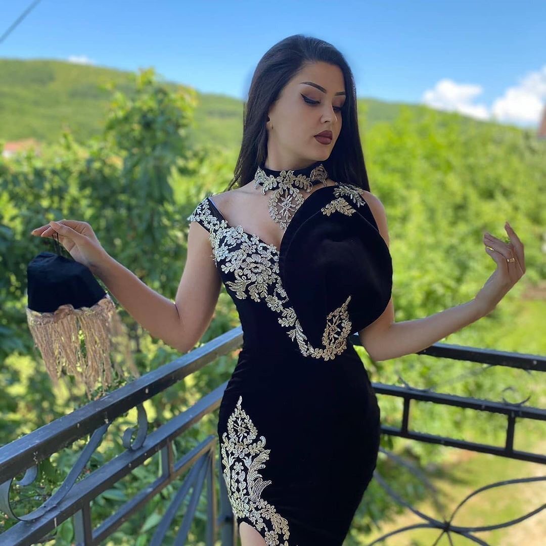 Vestido de fiesta largo de sirena negro con cuello alto, apliques de encaje y terciopelo con abertura