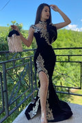 Vestido de fiesta largo de sirena negro con cuello alto, apliques de encaje y terciopelo con abertura