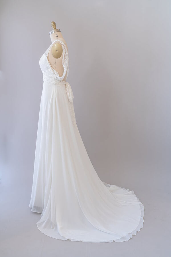 Robe de mariée longue empire en mousseline avec décolleté en V, dentelle et dos ouvert en ligne A