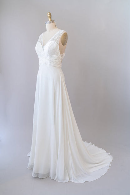 Langes Empire-Brautkleid in A-Linie mit V-Ausschnitt und offenem Rücken aus Spitzenchiffon