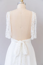 فستان زفاف طويل إمبراطوري بقصة على شكل حرف A وياقة على شكل V من الشيفون والدانتيل مع ظهر مفتوح