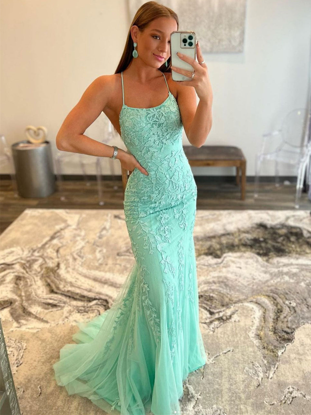 Langes rückenfreies Meerjungfrau-Ballkleid aus Spitze in Mintgrün