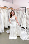 Langes Meerjungfrau-Brautkleid mit Bateau-Ausschnitt und Spitzenapplikationen und abnehmbarer Schleppe