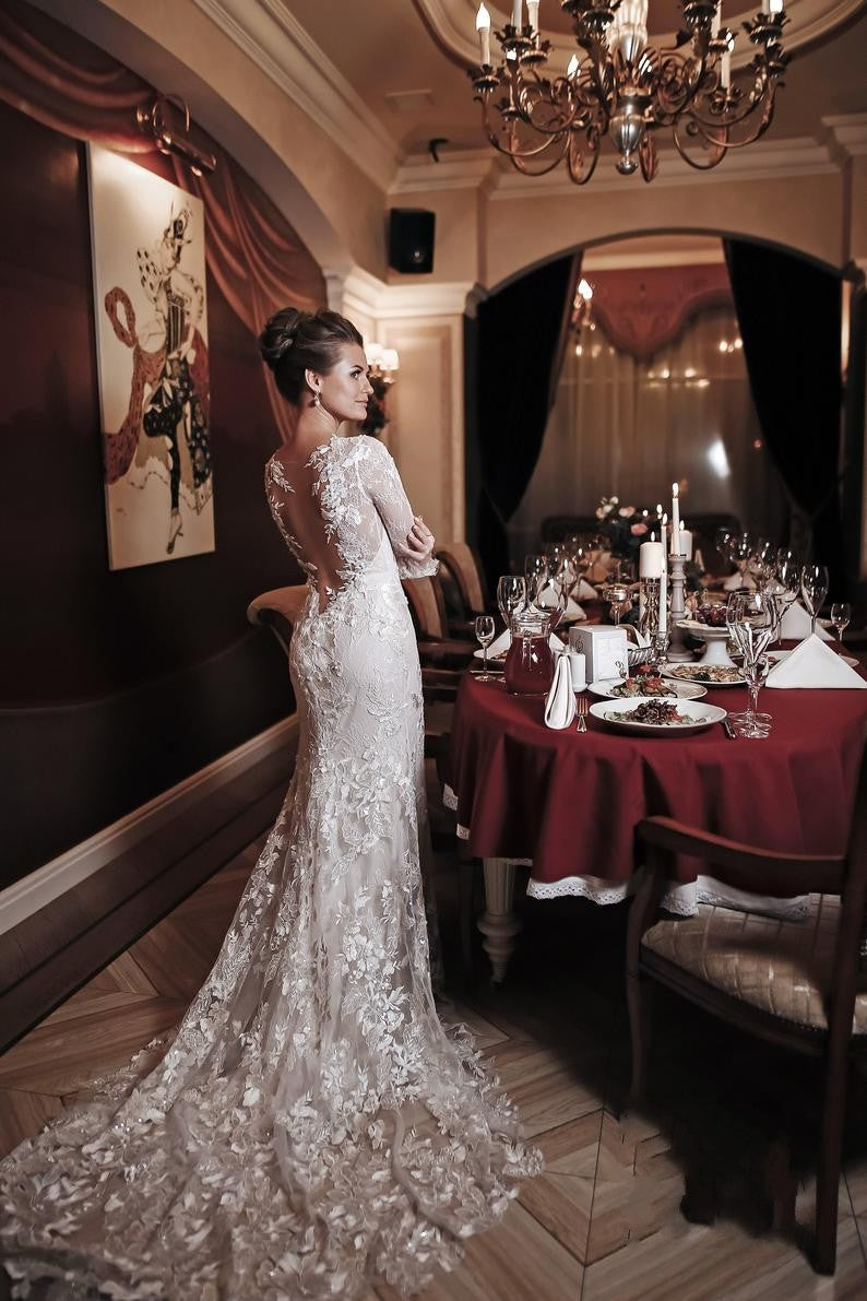 Langes, rückenfreies Brautkleid im Meerjungfrau-Stil mit hohem Halsausschnitt, Applikationen und Spitze