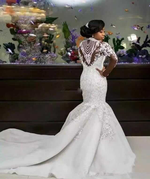 Langes Meerjungfrau-Brautkleid mit hohem Halsausschnitt, Perlen und Spitzenapplikationen