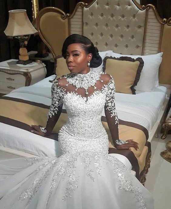 Langes Meerjungfrau-Brautkleid mit hohem Halsausschnitt, Perlen und Spitzenapplikationen