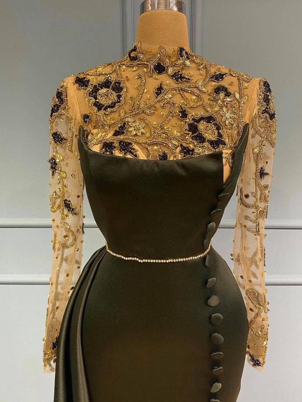 Vestido de fiesta largo de satén con cuello alto y corte sirena y mangas