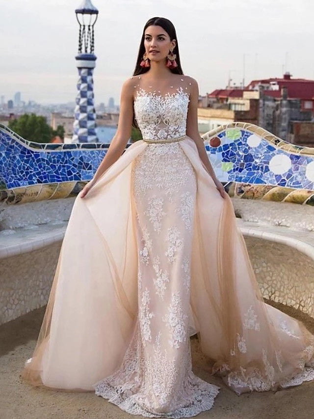 Abito da sposa con strascico a cappella, scollo gioiello, gonna lunga a sirena in tulle e pizzo