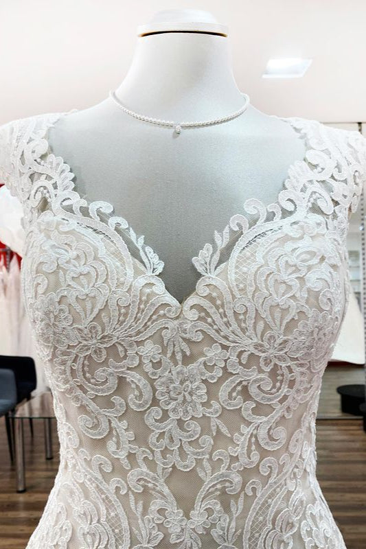 Langes Meerjungfrau-Brautkleid aus Spitze mit Herzausschnitt und offenem Rücken