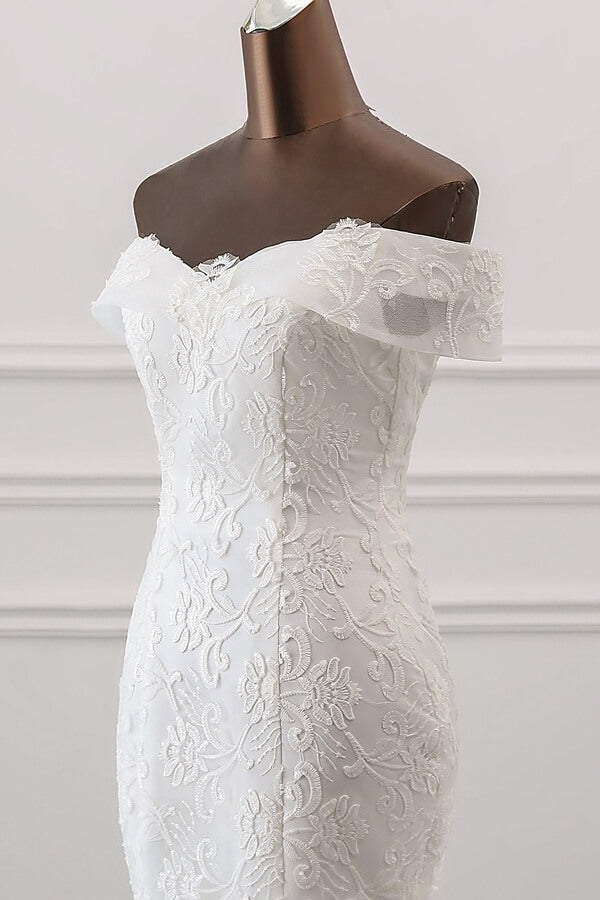 Abito da sposa lungo a sirena con scollo a barca, applicazioni in pizzo e tulle