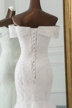 فستان زفاف طويل بحورية البحر بدون أكتاف مزين بتطريزات من الدانتيل والتول