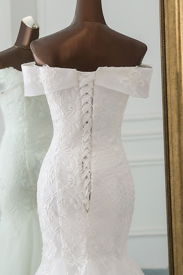 فستان زفاف طويل بحورية البحر بدون أكتاف مزين بتطريزات من الدانتيل والتول