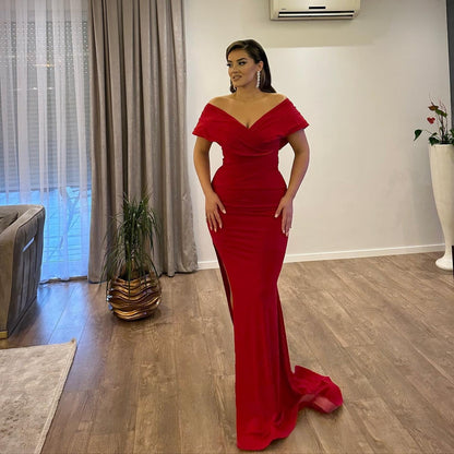 Langes, schulterfreies, rotes Ballkleid aus Satin im Meerjungfrau-Stil mit Schlitz