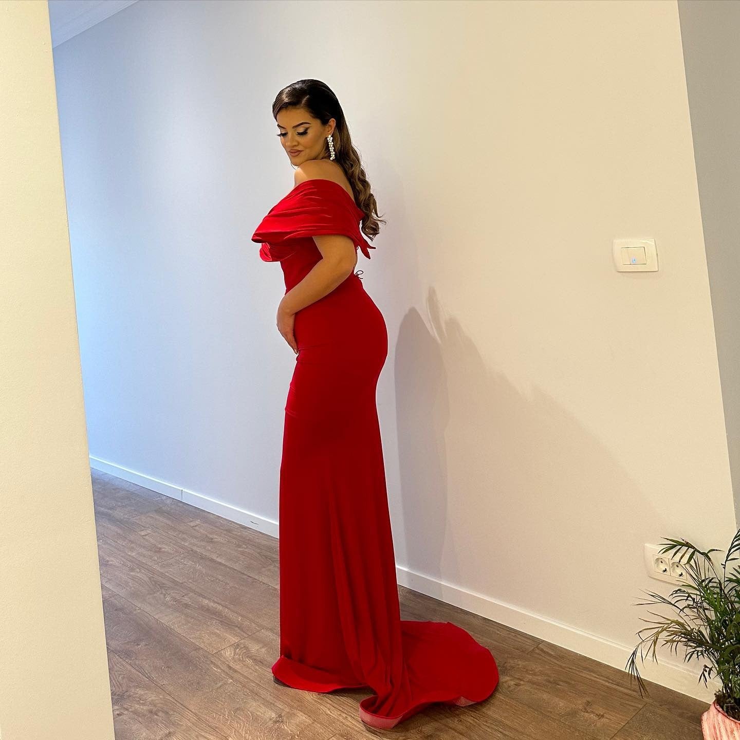 Langes, schulterfreies, rotes Ballkleid aus Satin im Meerjungfrau-Stil mit Schlitz
