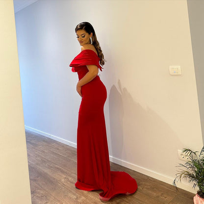 Langes, schulterfreies, rotes Ballkleid aus Satin im Meerjungfrau-Stil mit Schlitz