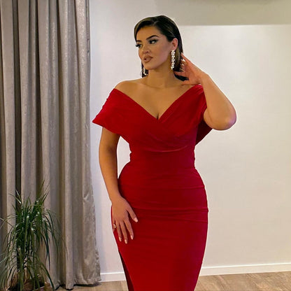 Langes, schulterfreies, rotes Ballkleid aus Satin im Meerjungfrau-Stil mit Schlitz