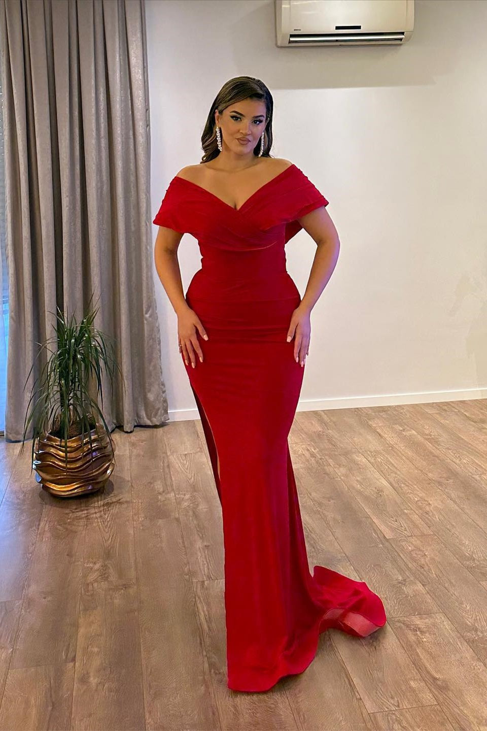 Langes, schulterfreies, rotes Ballkleid aus Satin im Meerjungfrau-Stil mit Schlitz