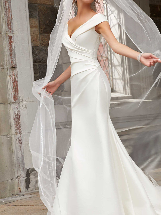 Abiti da sposa lunghi in raso con scollo a barca e spalle scoperte