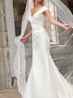 Abiti da sposa lunghi in raso con scollo a barca e spalle scoperte