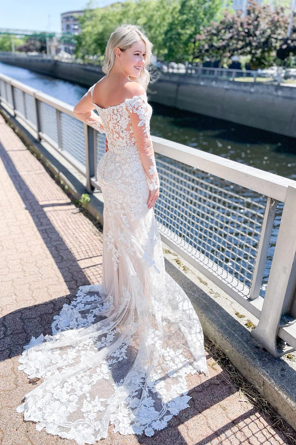 Langes Meerjungfrau-Brautkleid mit schulterfreiem Ausschnitt und Applikationen aus Spitze und Ärmeln