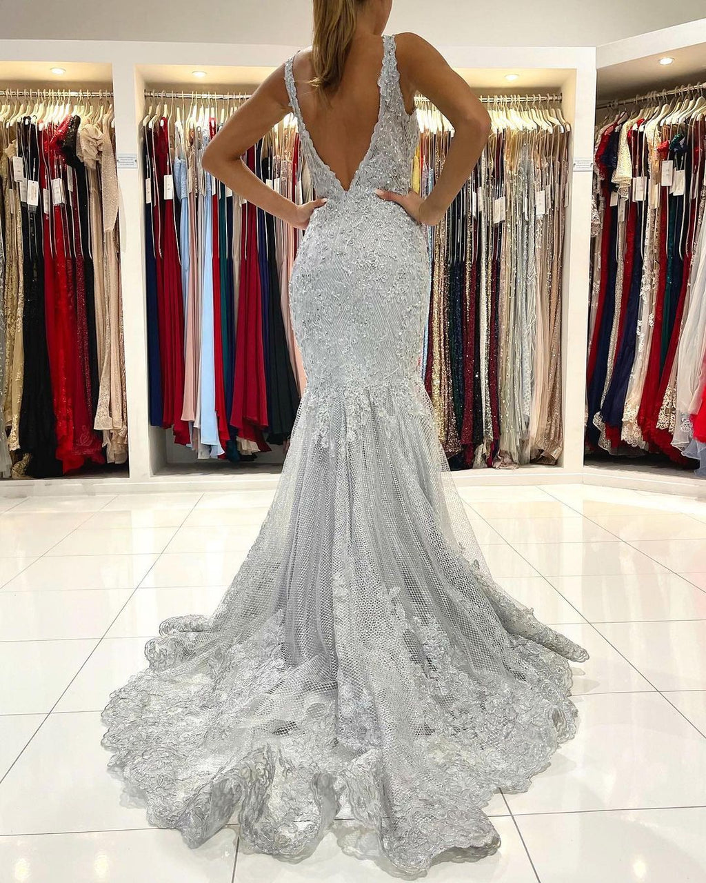 Robe de bal longue sirène en tulle avec dos ouvert et col en V en dentelle