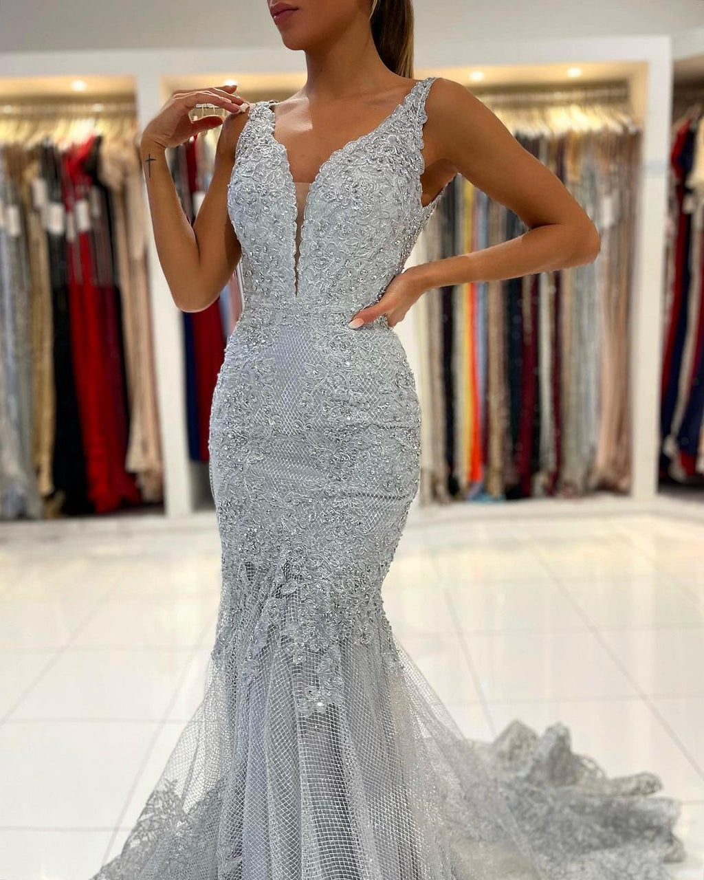 Robe de bal longue sirène en tulle avec dos ouvert et col en V en dentelle