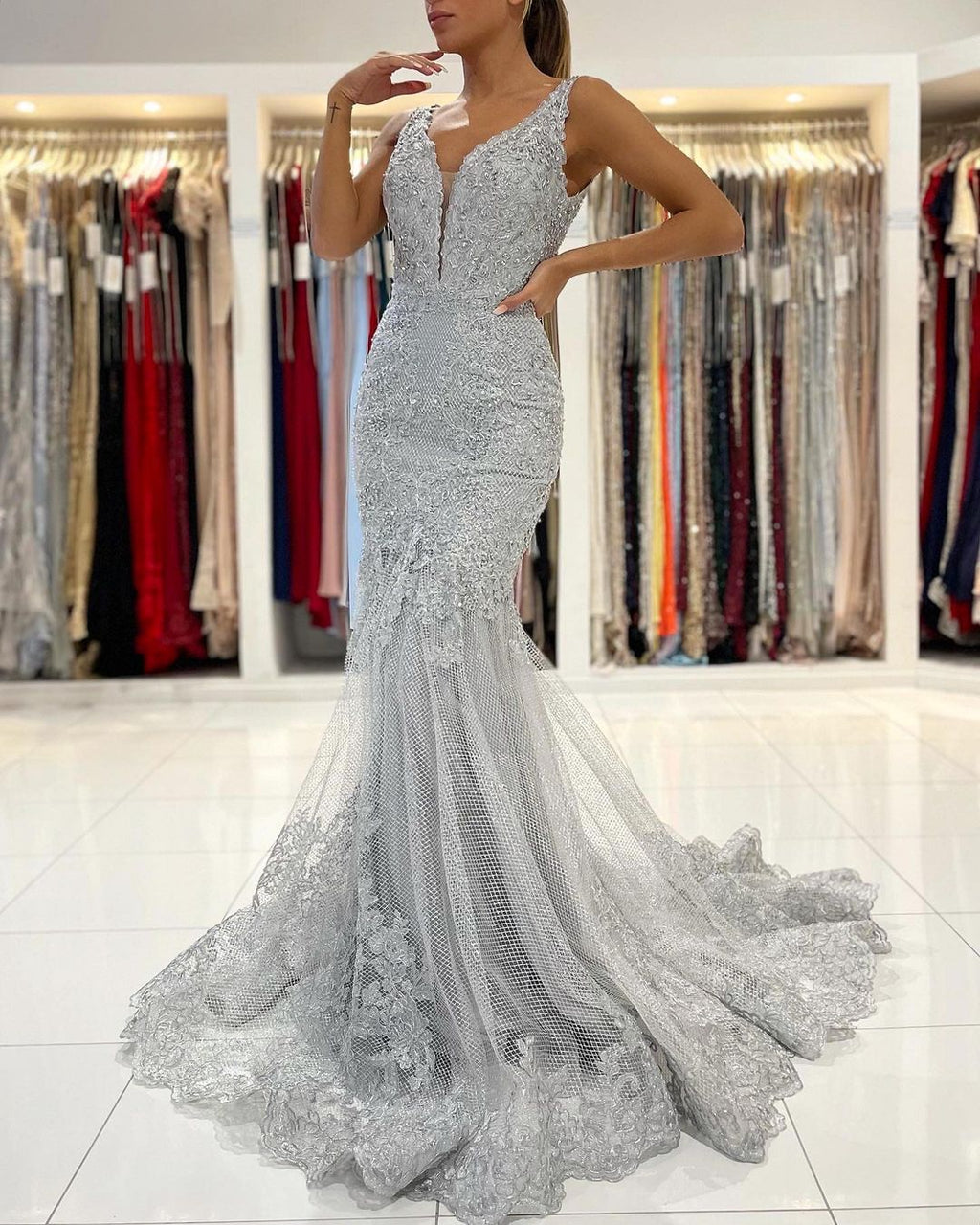 Robe de bal longue sirène en tulle avec dos ouvert et col en V en dentelle