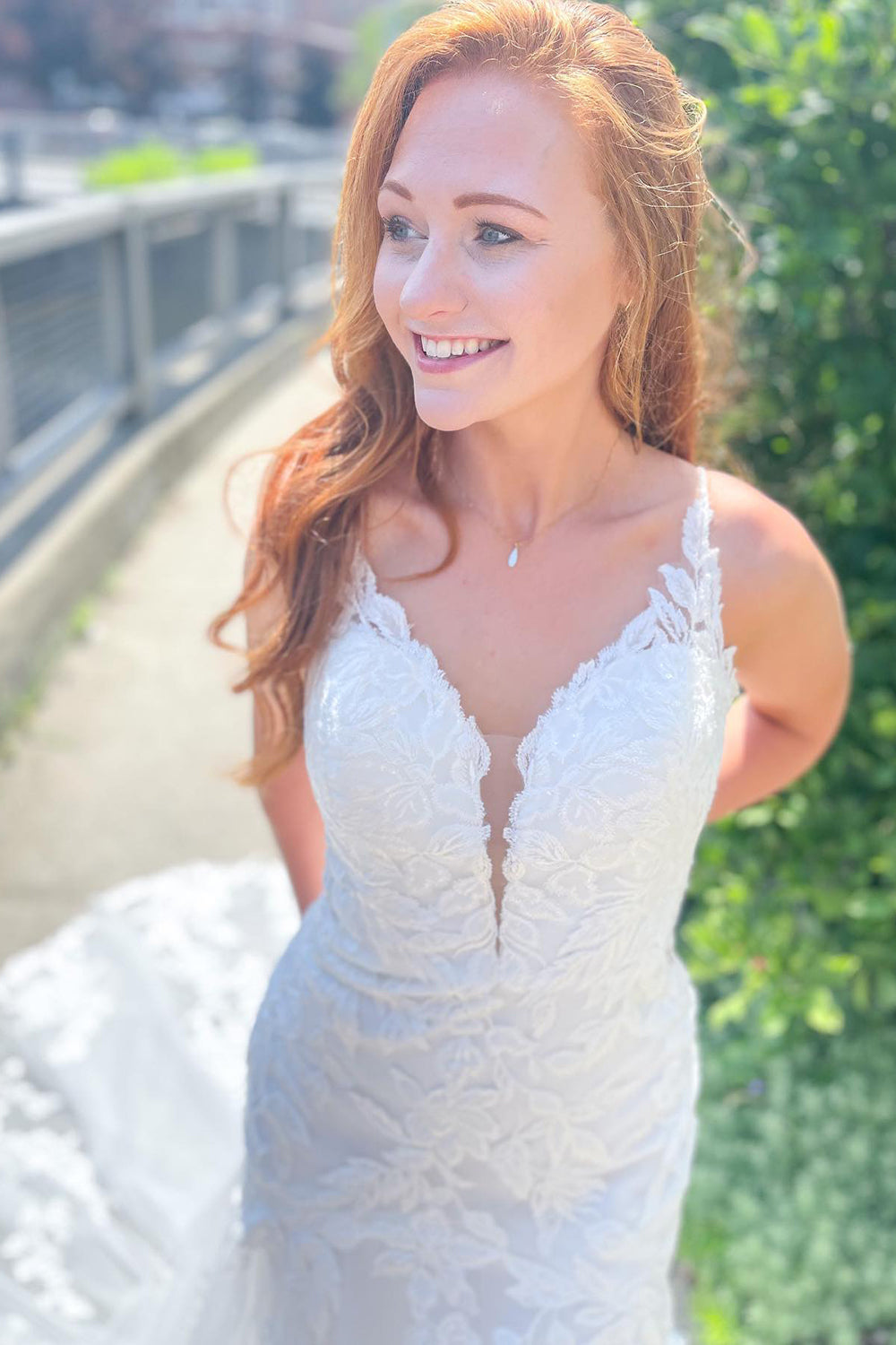 Langes Meerjungfrau-Brautkleid mit Spaghettiträgern und herzförmigem Ausschnitt und Spitzenapplikationen