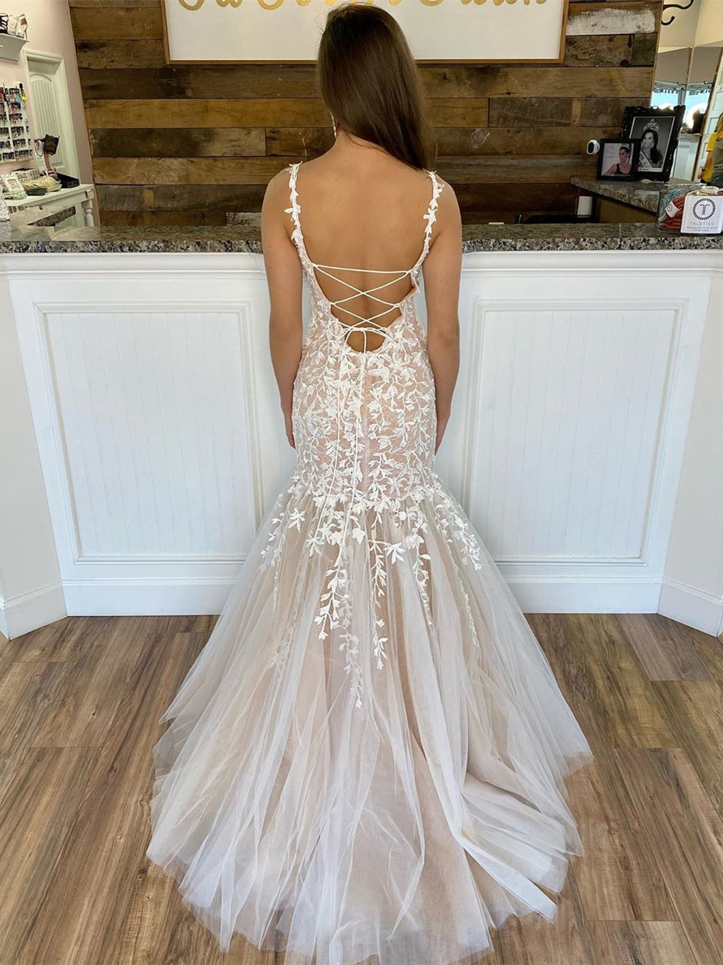 فساتين سهرة رسمية طويلة بحمالات رفيعة على شكل حورية البحر، من التول والدانتيل، بدون ظهر