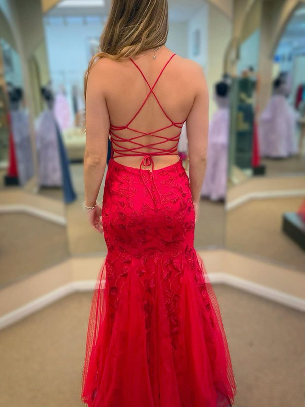 Abito da sera lungo rosso con spalline sottili, gonna a sirena, pizzo in tulle e schiena scoperta, abito formale da ballo