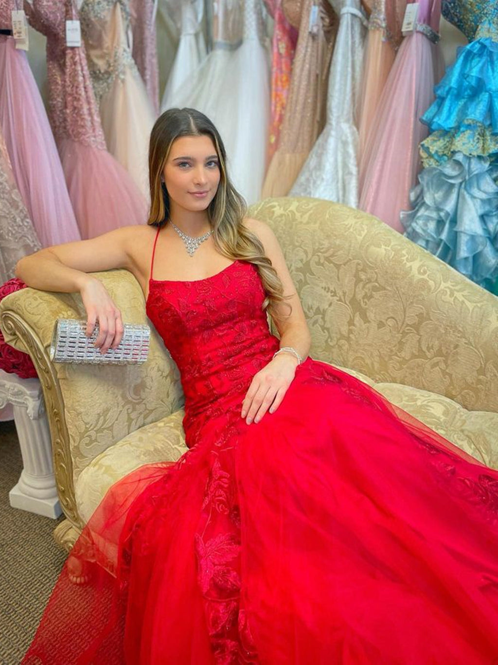 Abito da sera lungo rosso con spalline sottili, gonna a sirena, pizzo in tulle e schiena scoperta, abito formale da ballo