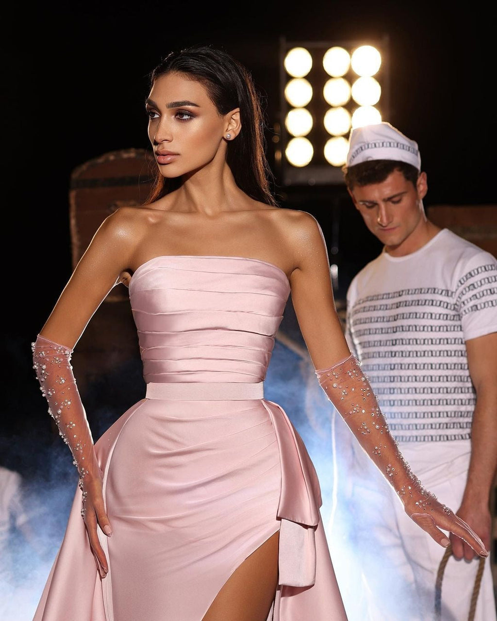 Abito lungo da sera in raso senza spalline e senza maniche con spacco stile sirena