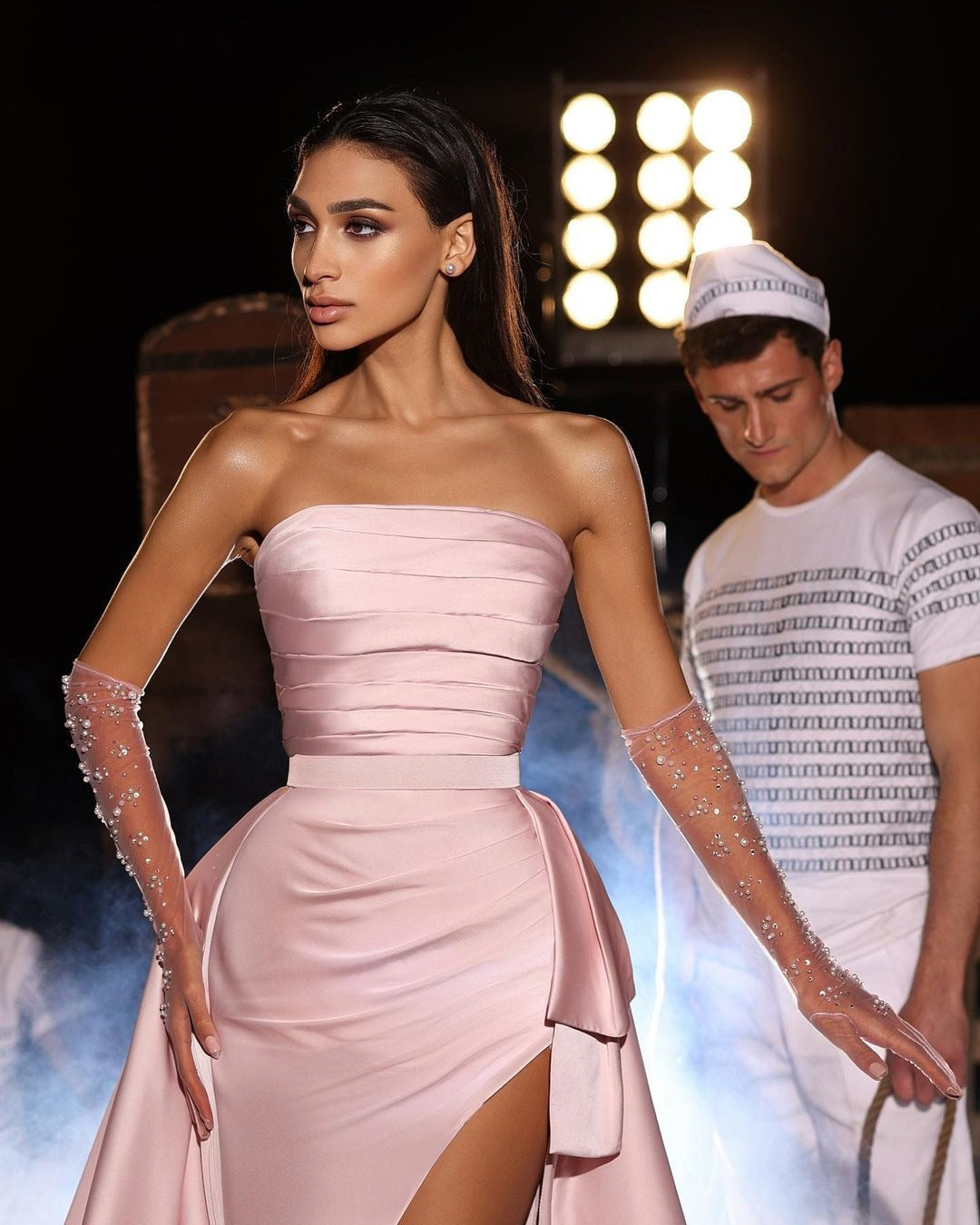 Abito lungo da sera in raso senza spalline e senza maniche con spacco stile sirena