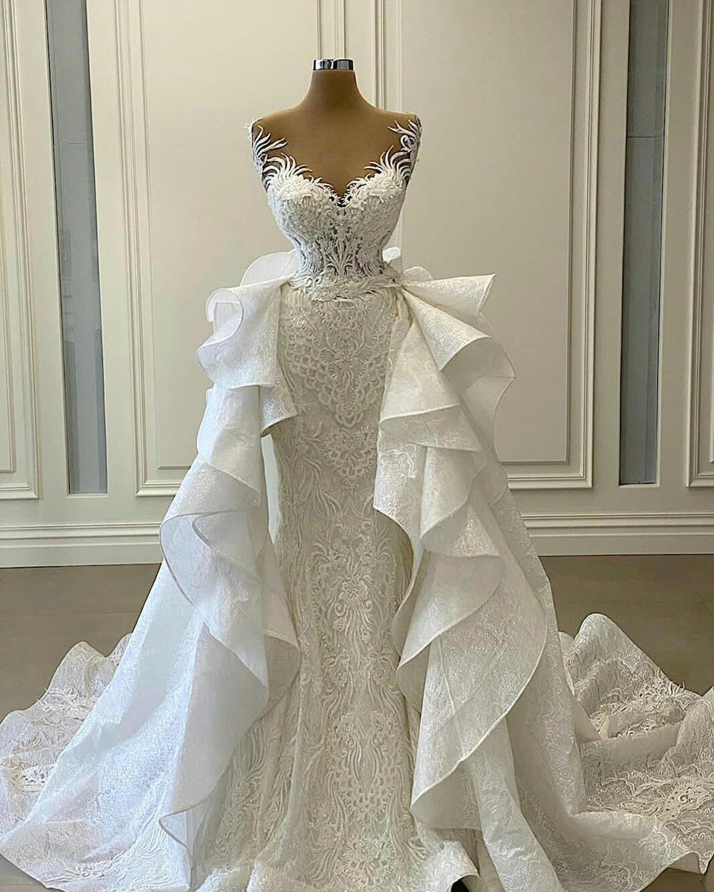 Langes Meerjungfrau-Brautkleid mit Herzausschnitt und Spitzenapplikationen und abnehmbarer Schleppe