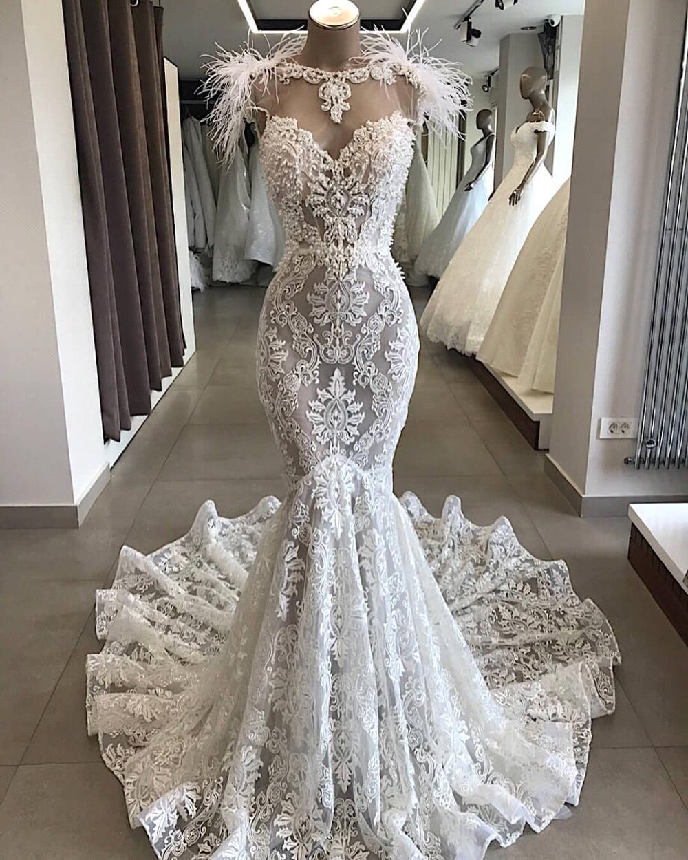 Abito da sposa in pizzo con applicazioni di perline a forma di sirena e scollo a cuore lungo