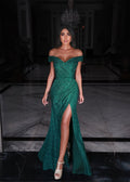 Abito da sera verde lungo a sirena con scollo a cuore e spalle scoperte, con spacco