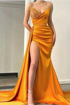 Robe de bal longue en satin froncée devant avec fente et traîne balayante, décolleté cœur sirène