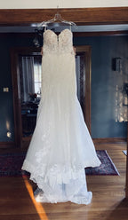 Langes Meerjungfrau-Brautkleid mit Herzausschnitt und Kapellenschleppe aus Tüll
