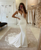 Langes Meerjungfrau-Brautkleid mit V-Ausschnitt und Applikationen aus Spitze und Satin