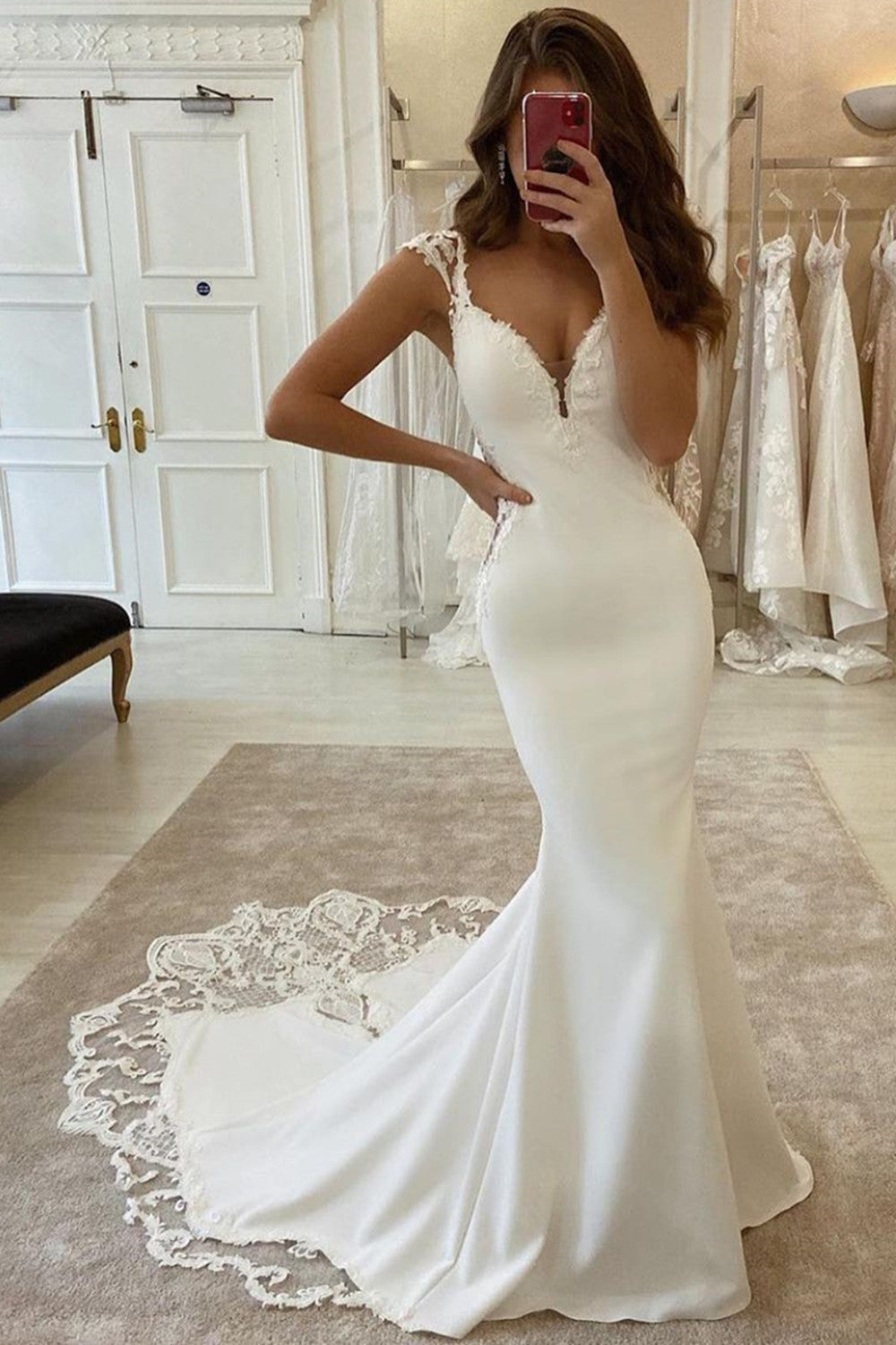 Langes Meerjungfrau-Brautkleid mit V-Ausschnitt und Applikationen aus Spitze und Satin