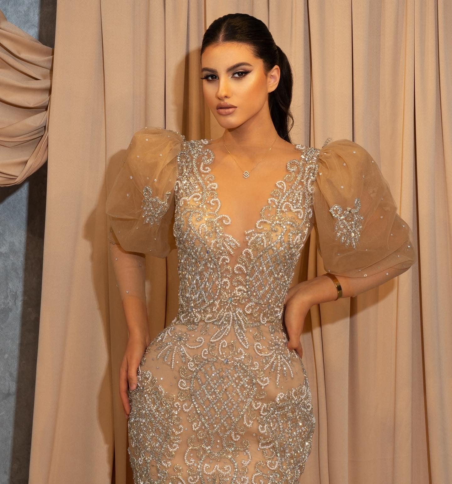Vestido de fiesta largo de sirena con escote en V y encaje y mangas cortas abullonadas