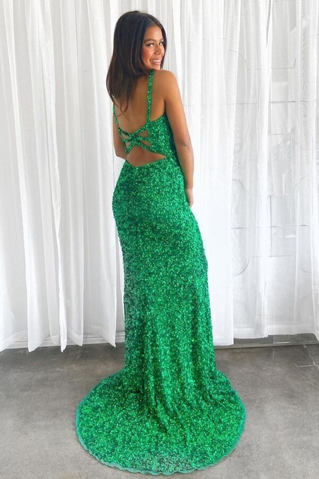 Abito lungo da sera verde con scollo a V, paillettes, schiena scoperta e spacco, stile sirena formale