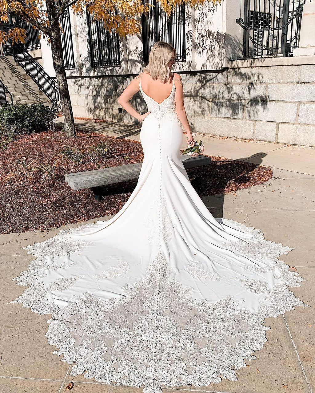 Langes Meerjungfrau-Brautkleid mit V-Ausschnitt und Spaghettiträgern und rückenfreiem Spitzenbesatz