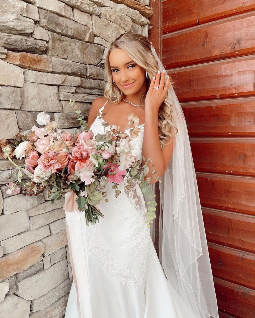 Langes Meerjungfrau-Brautkleid mit V-Ausschnitt und Spaghettiträgern und Spitzenapplikationen
