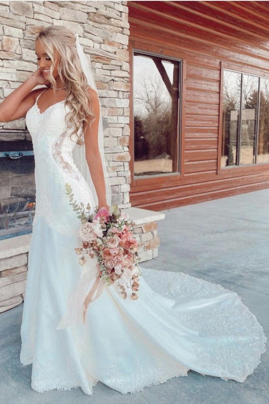 Langes Meerjungfrau-Brautkleid mit V-Ausschnitt und Spaghettiträgern und Spitzenapplikationen
